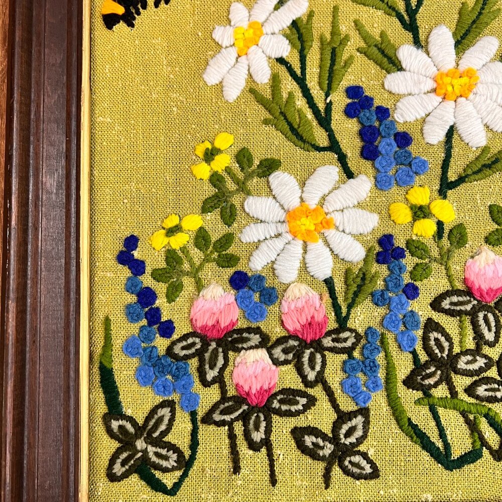 Vintage Framed Embroidery Crewel Art Floral Garden Bee Cottage Daisies - Picture 8 of 9